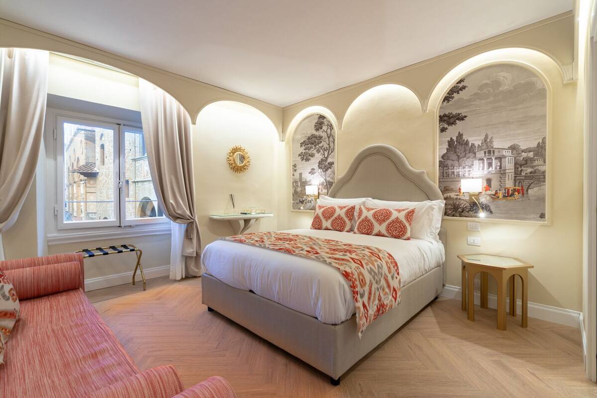 Deluxe Room | 1 bedroom, in-room safe, desk, blackout drapes