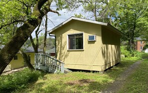 Individually furnished, blackout curtains, soundproofing - Hotel Kenney Rideau  (Rideau Lakes)