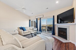 TV, fireplace
