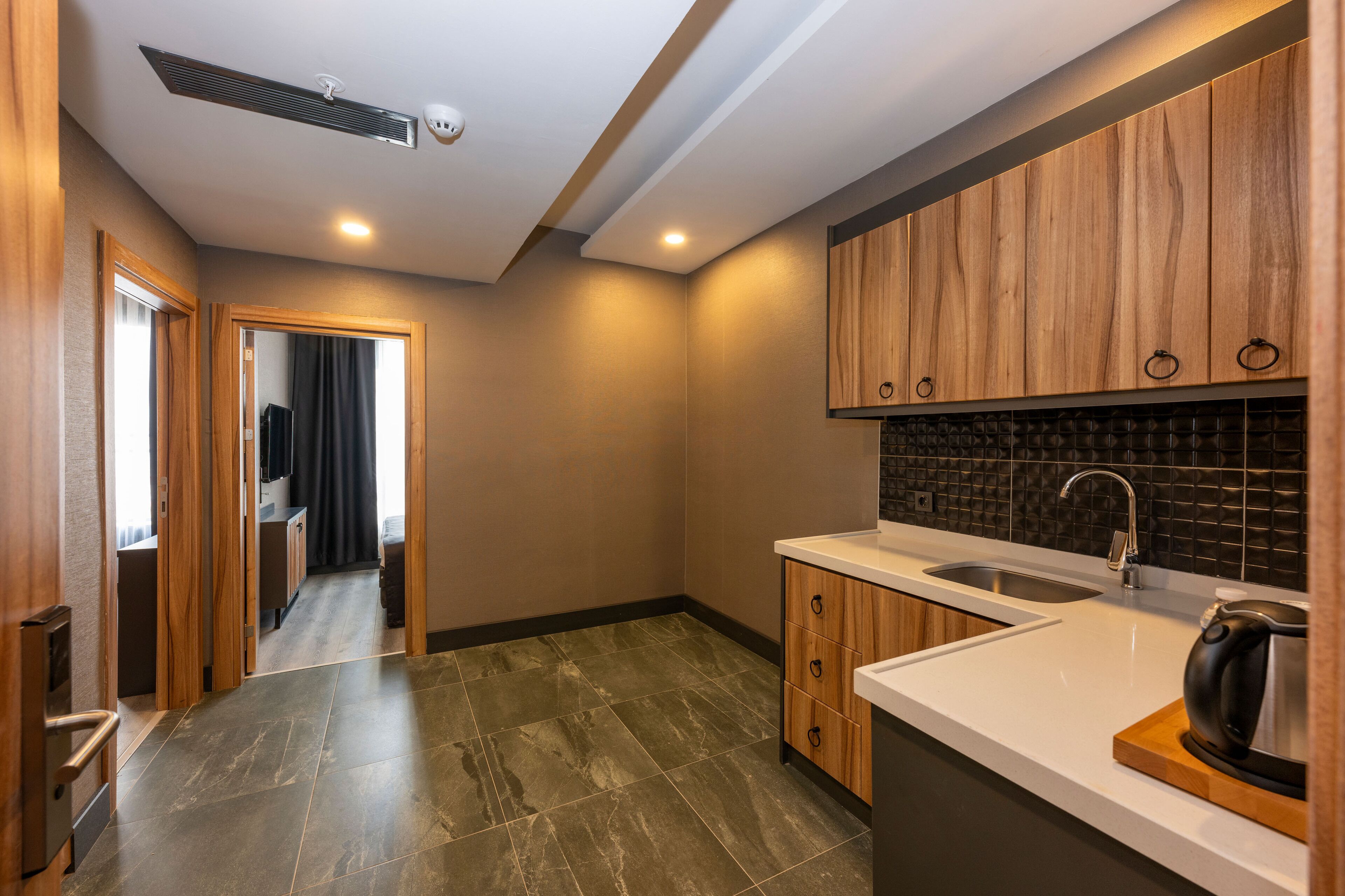 Chambre Familiale, 2 lits doubles, cuisine, vue ville | Cuisine privée | Bouilloire électrique