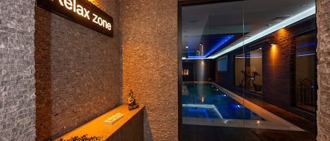 Piscine couverte, accès possible de 10 h 00 à 22 h 00, chaises longues