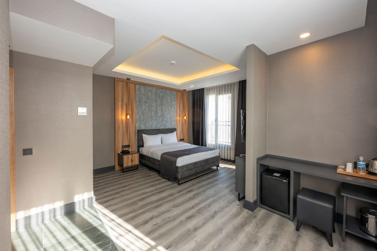 Deluxe kamer, 1 tweepersoonsbed, balkon, uitzicht op stad | Luxe beddengoed, een minibar, een kluis op de kamer
