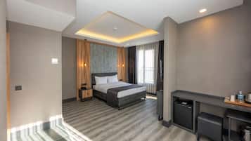 Habitació Deluxe, 1 llit doble, balcó, vistes a la ciutat | Roba de llit d'alta qualitat, minibar i caixa forta a l'habitació