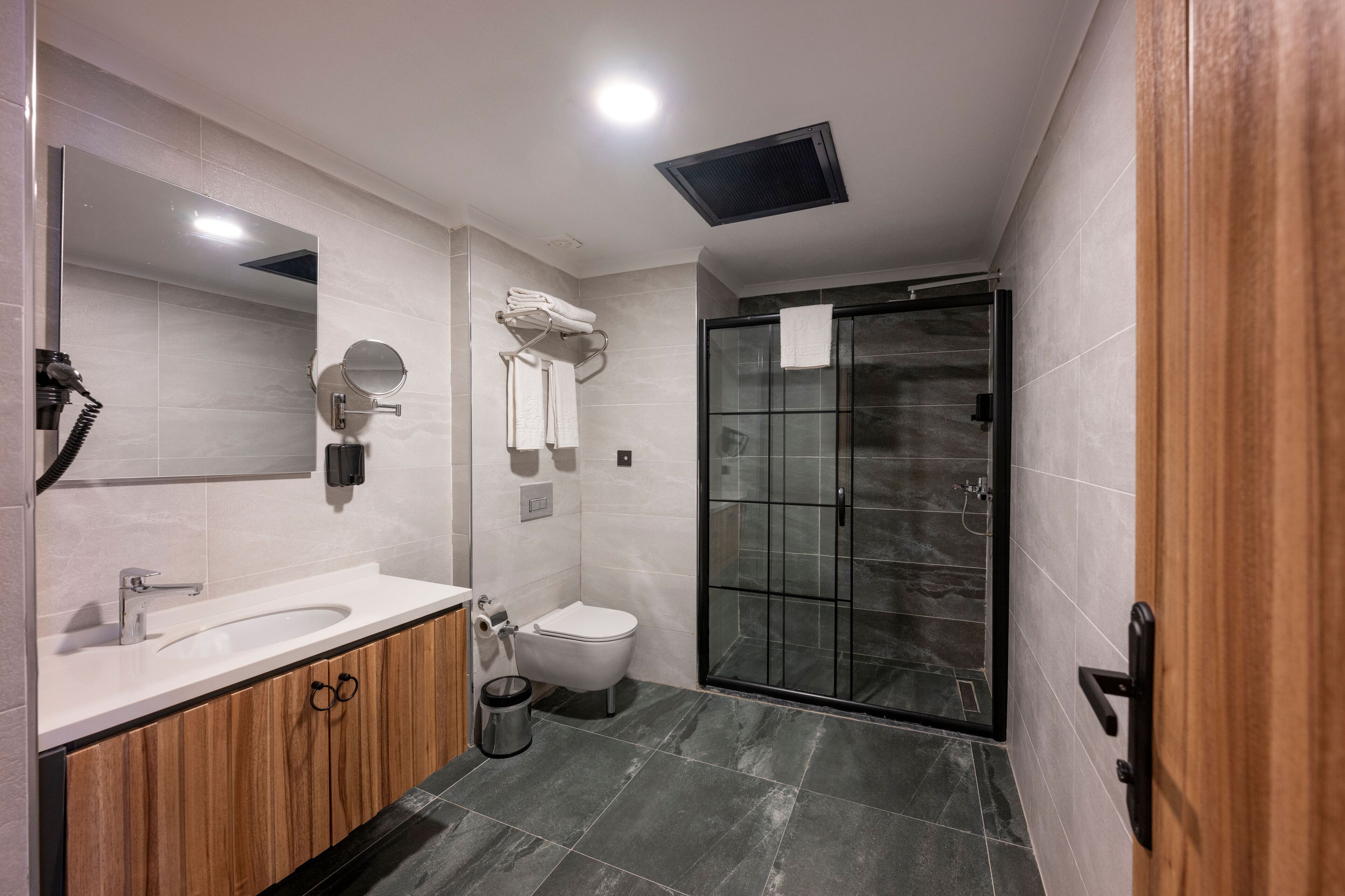 Quarto família, 2 camas de casal, cozinha, vista para a cidade | Banheiro | Chuveiro, secador de cabelo, chinelos, sabonete