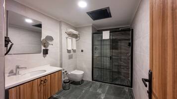 Quarto família, 2 camas de casal, cozinha, vista para a cidade | Banheiro | Chuveiro, secador de cabelo, chinelos, sabonete