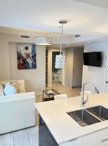 Modern private One bedroom apartment Calgary Downtown #502
