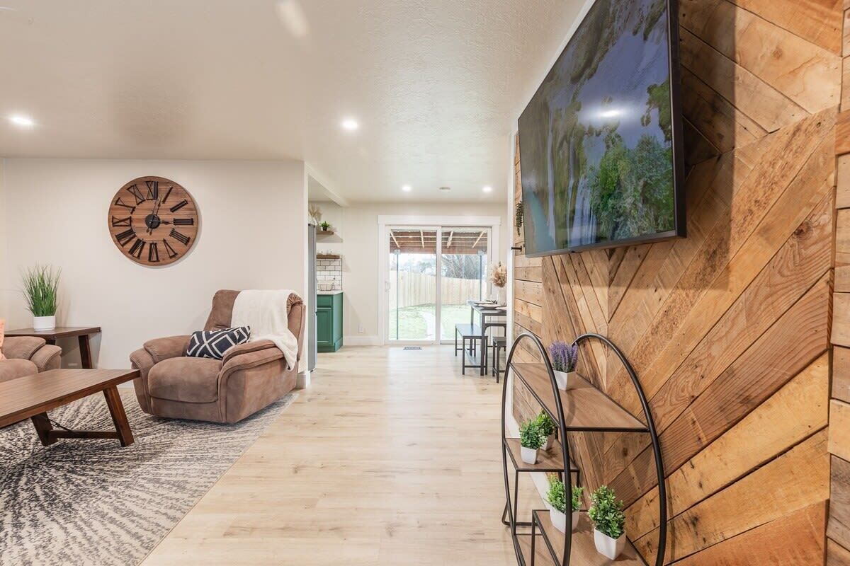 Centrally Located Family Home, Backyard W Firepit! - Meridian, ID