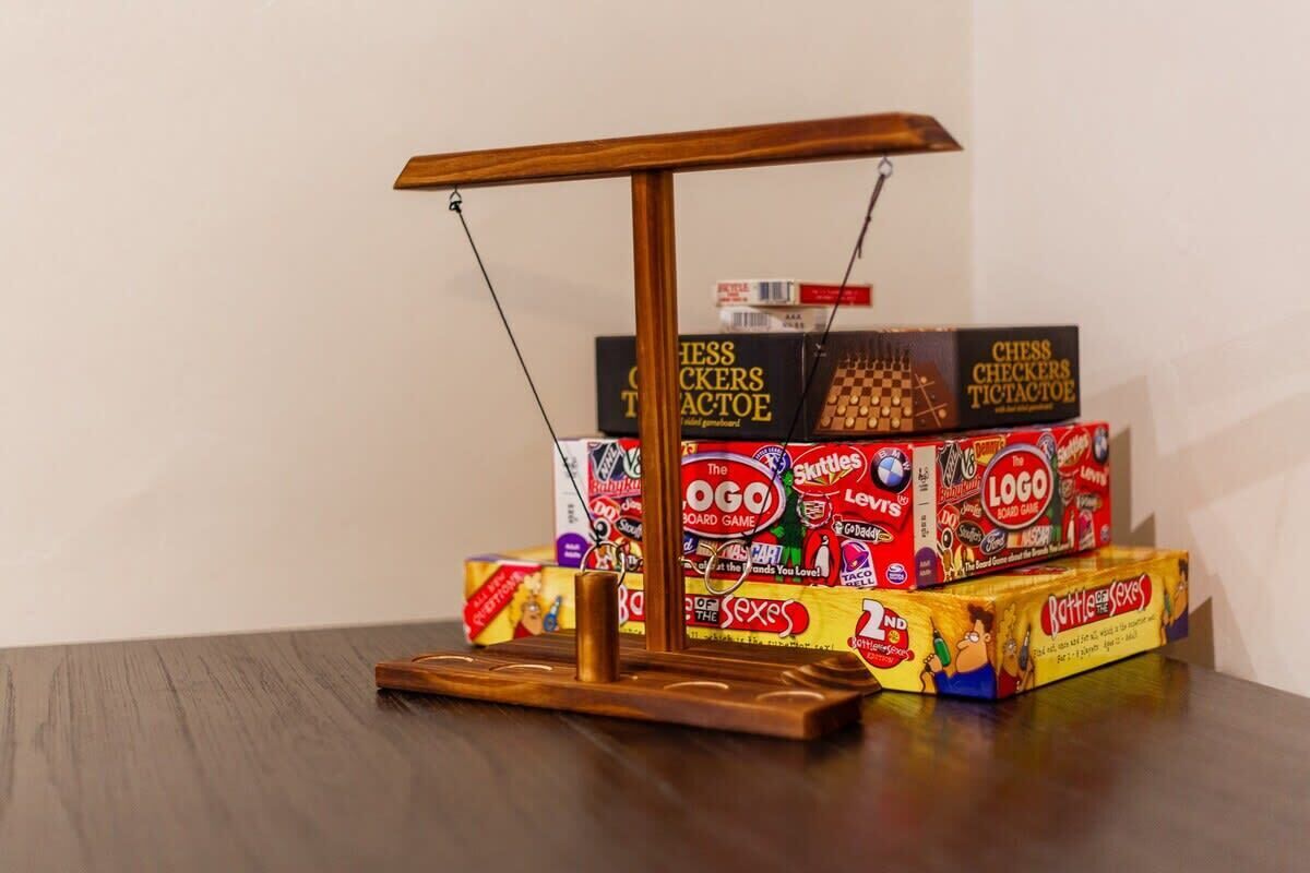 En våg av trä, med schackpjäser och brädspel staplade på den.