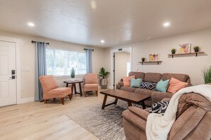 Télévision, livres, espaces bureaux