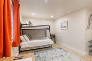 4 bedrooms, desk, iron/ironing board, WiFi