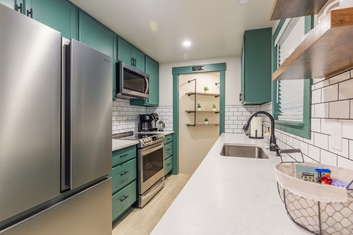 Kylskåp, mikrovågsugn, ugn och spishäll