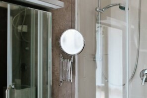 Dutxa, articles de tocador gratuïts, assecador de cabells i bidet 