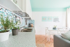 Fridge, oven, stovetop, cookware/dishes/utensils - Appartamento Torrioni by Casêta, Ancona (Ancona)