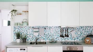 Frigorifero, forno, piano cottura, pentole/stoviglie/utensili