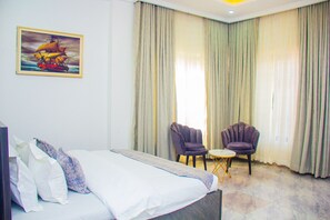 Premium-rum | Värdeförvaringsskåp på rummet, unika möbler och arbetsyta för laptop