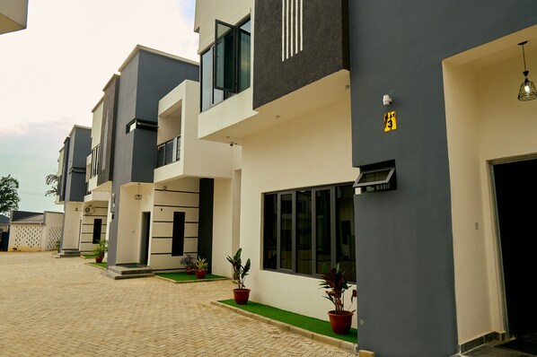 Boendets fasad - kväll/natt