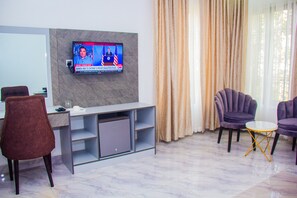 高級客房 | 起居區 | 45-吋平面 電視，提供有線頻道