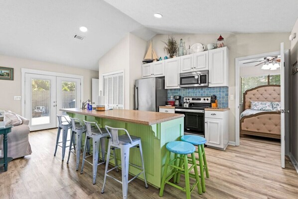 Frigorífic, microones, forn i placa de cuina 