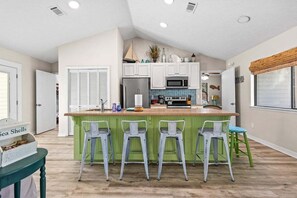 ثلاجة، ميكروويف، فرن، موقد طهي مسطح