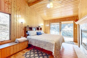 3 bedrooms, iron/ironing board, internet, bed sheets - Dog-friendly, riverfront retreat with game room, washer/dryer, wraparound deck (Ellijay)