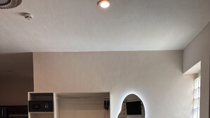 Una habitación moderna con armario empotrado, zona de estar y planta en maceta.