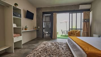 Deluxe kamer | Een kluis op de kamer, individueel gedecoreerd, een bureau