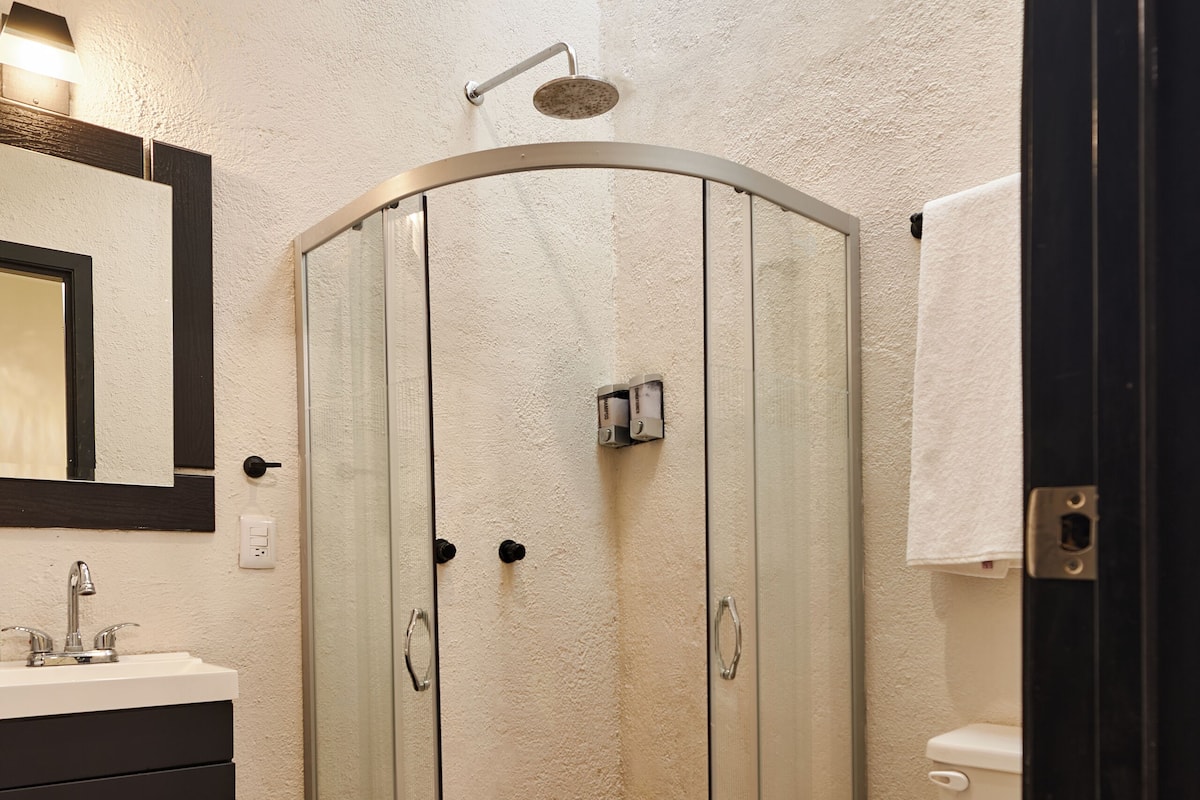 Kamar Standar, 1 Tempat Tidur Queen | Kamar mandi | Bathtub dan handuk