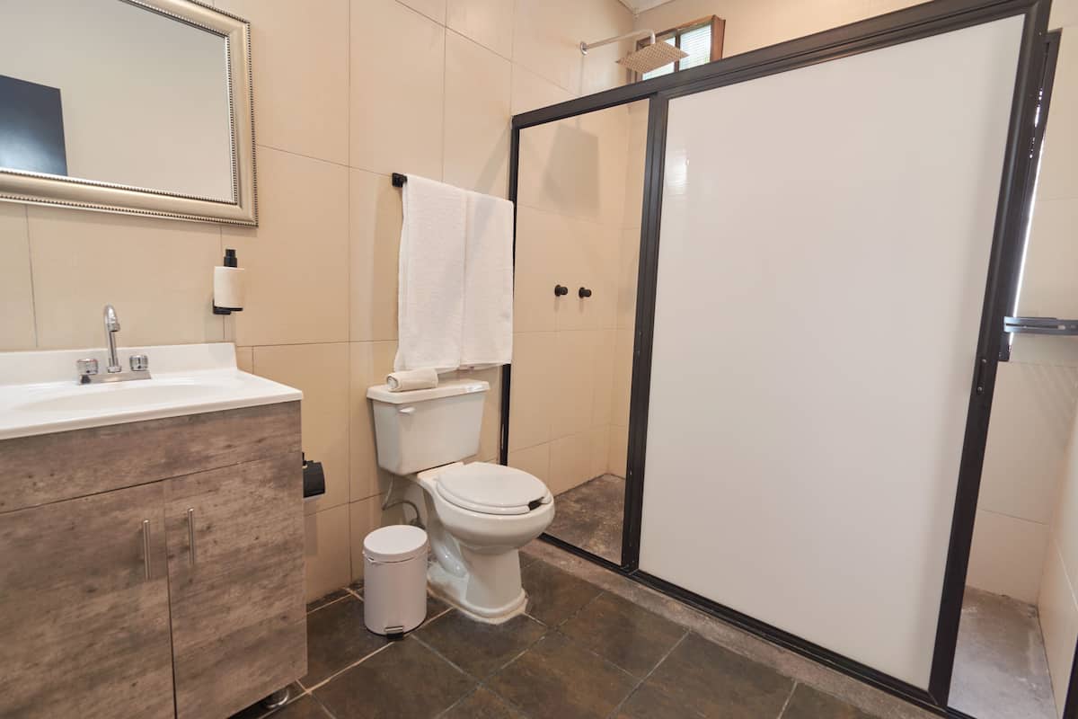 Kamar Quadruple Keluarga, dapur | Kamar mandi | Bathtub dan handuk