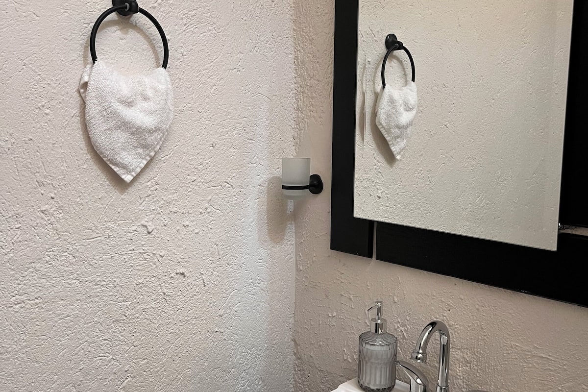 Kamar Quadruple Standar, 2 Tempat Tidur Double | Kamar mandi | Bathtub dan handuk