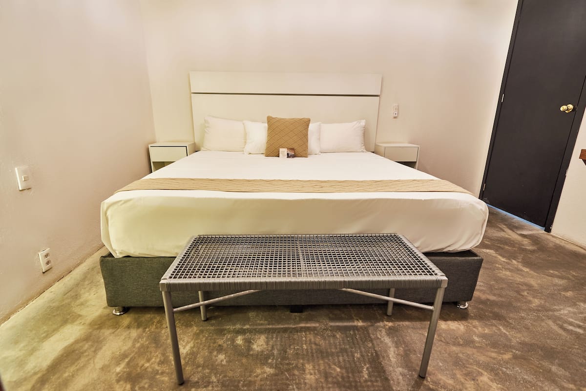 Kamar Standar, 1 Tempat Tidur Queen | 1 kamar tidur, brankas, didekorasi berbeda-beda, dan meja kerja