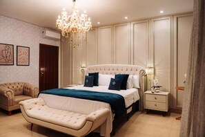 Kamar Mewah | Minibar, brankas, meja kerja, dan ruang kerja ramah laptop