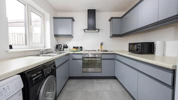 House | Private kitchen | Fridge, microwave, oven, stovetop