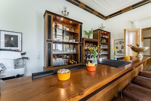 Bar (trong khuôn viên)