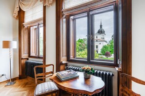 Deluxe-Doppelzimmer, 1 King-Bett, Blick auf den Innenhof | Kostenloses WLAN, Bettwäsche