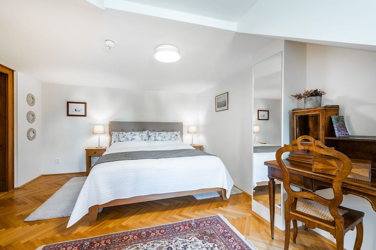 Standaard tweepersoonskamer, 1 kingsize bed, uitzicht op binnenplaats | Gratis wifi, beddengoed