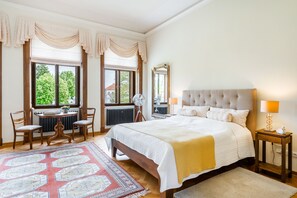 Deluxe-Doppelzimmer, 1 King-Bett, Blick auf den Innenhof | Kostenloses WLAN, Bettwäsche