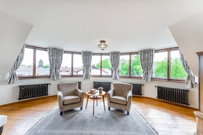 Superior-Doppelzimmer, 1 Queen-Bett, Blick auf den Innenhof | Kostenloses WLAN, Bettwäsche