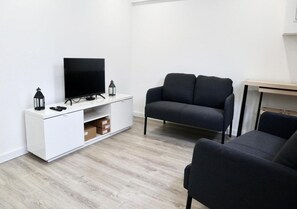 Casa Comfort T2 | Zona de estar | Smart TV de 32 pulgadas con canales por satélite, Netflix