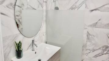 Casa Comfort T2 | Badezimmer | Dusche, Handtücher, Shampoo, Toilettenpapier