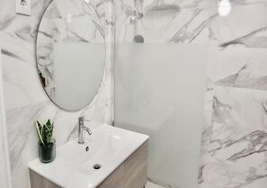 Casa Comfort T2 | Bathroom | Shower, towels, shampoo, toilet paper