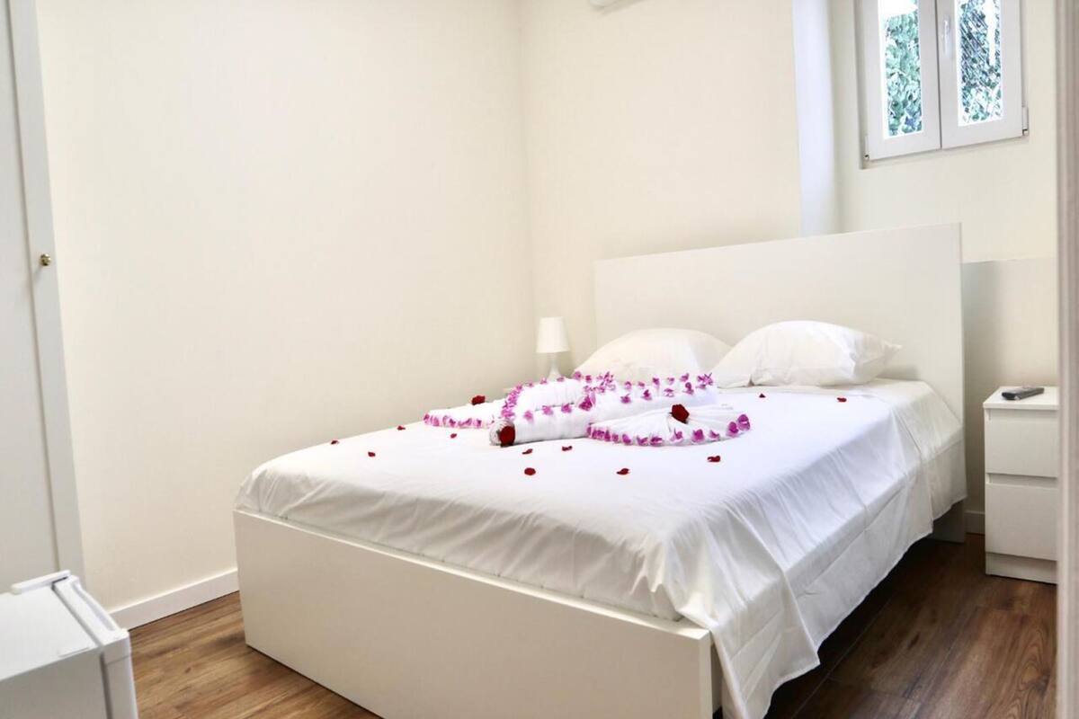 Garden View | Bathroom | Shower, towels, shampoo, toilet paper