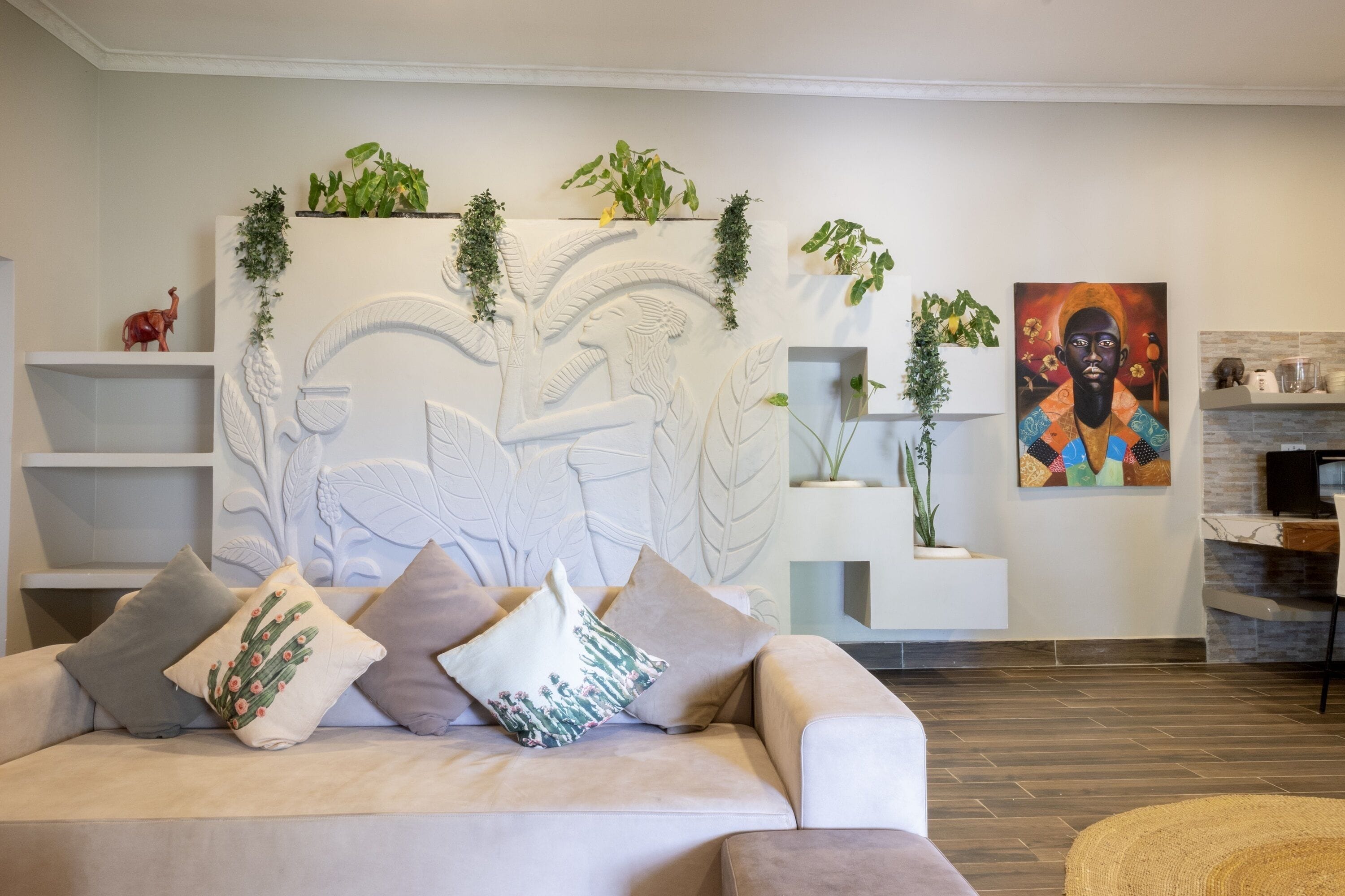 Sala de estar con sofá, decoración en la pared y un cuadro.