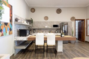 Villa, piscina privata, vista spiaggia | Cucina privata | Frigorifero, microonde, forno, piano cottura