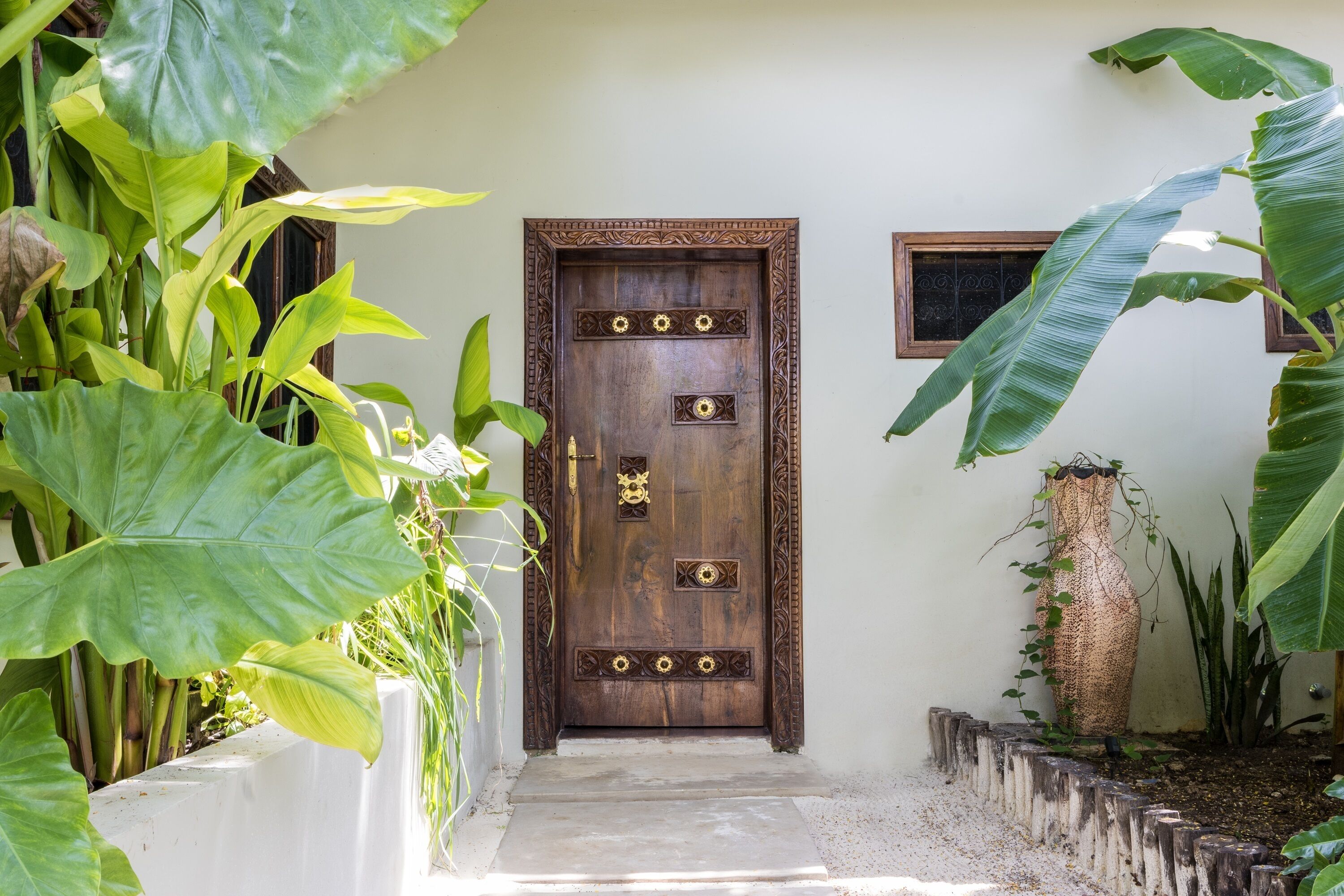 Caja de seguridad en la habitación y tabla de planchar con plancha 