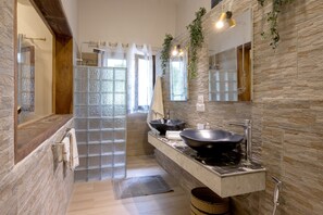 Villa, privézwembad, uitzicht op tuin | Badkamer | Een douche, een regendouche, gratis toiletartikelen, een haardroger