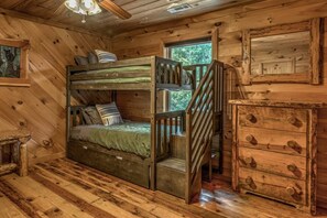 3 Schlafzimmer, Schreibtisch, Bügeleisen/Bügelbrett, Reisekinderbett