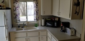 Fridge, microwave, oven, stovetop - Heart of the Falls! Cozy for 2, Spacious for 8, Close to everything! (Cuyahoga Falls)