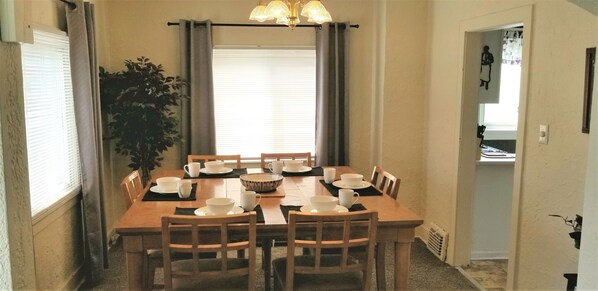 Dining - Heart of the Falls! Cozy for 2, Spacious for 8, Close to everything! (Cuyahoga Falls)