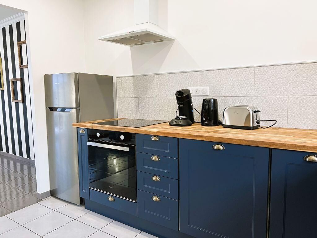 Een koelkast, een magnetron, een oven, een kookplaat