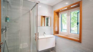Shower, hair dryer, bidet, towels